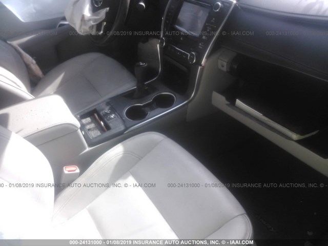 4T1BF1FKXHU687882 - 2017 TOYOTA CAMRY LE/XLE/SE/XSE GRAY photo 5