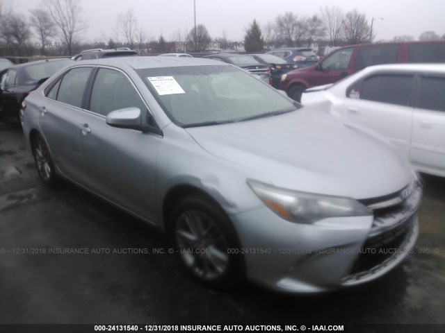 4T1BF1FK7HU333088 - 2017 TOYOTA CAMRY LE/XLE/SE/XSE SILVER photo 1