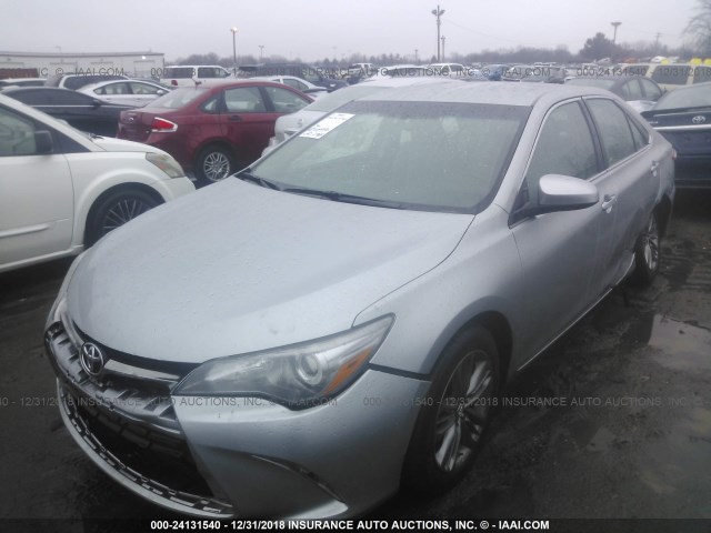 4T1BF1FK7HU333088 - 2017 TOYOTA CAMRY LE/XLE/SE/XSE SILVER photo 2