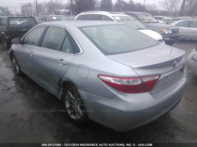 4T1BF1FK7HU333088 - 2017 TOYOTA CAMRY LE/XLE/SE/XSE SILVER photo 3