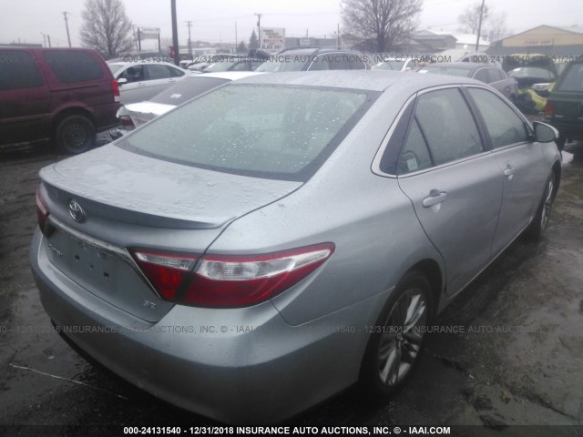 4T1BF1FK7HU333088 - 2017 TOYOTA CAMRY LE/XLE/SE/XSE SILVER photo 4