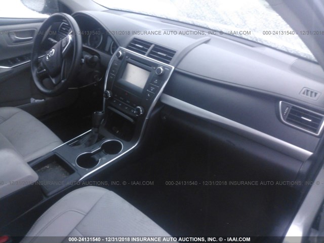 4T1BF1FK7HU333088 - 2017 TOYOTA CAMRY LE/XLE/SE/XSE SILVER photo 5