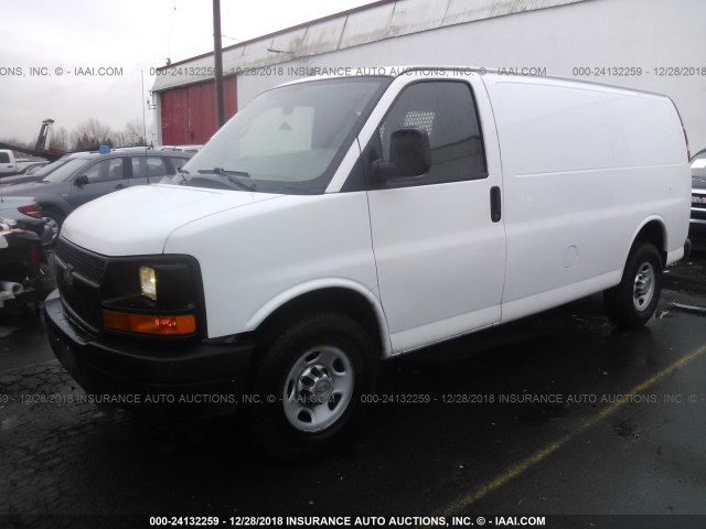 1GCZGTBA5B1187131 - 2011 CHEVROLET EXPRESS G3500  WHITE photo 2