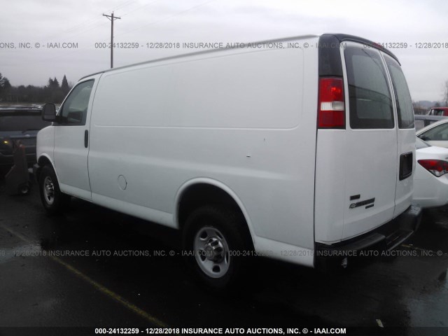 1GCZGTBA5B1187131 - 2011 CHEVROLET EXPRESS G3500  WHITE photo 3