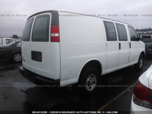 1GCZGTBA5B1187131 - 2011 CHEVROLET EXPRESS G3500  WHITE photo 4