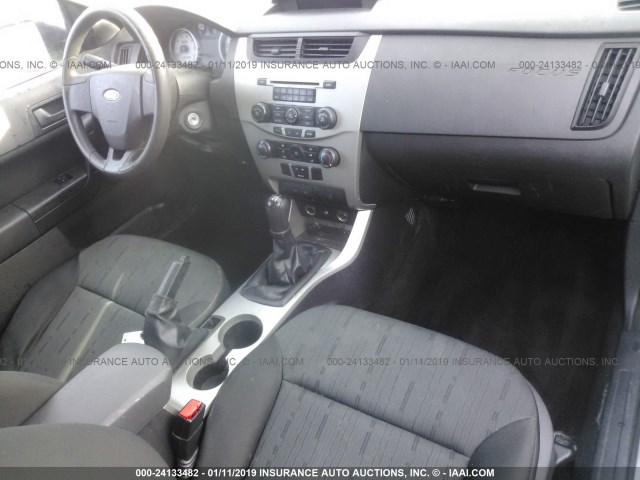 1FAHP33N78W256822 - 2008 FORD FOCUS SE/SEL/SES GRAY photo 5