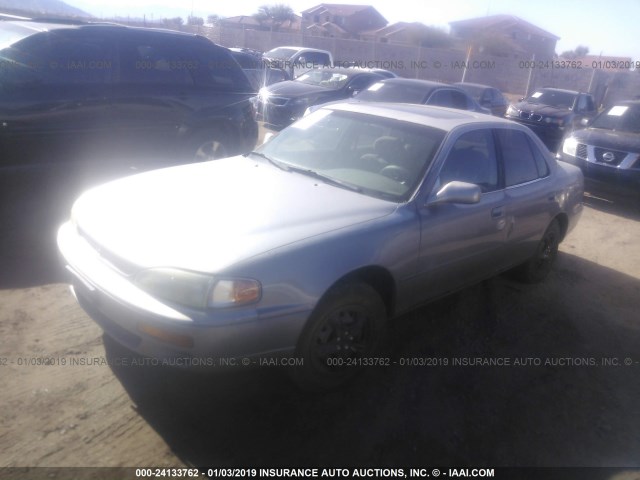 JT2BG12K4T0375850 - 1996 TOYOTA CAMRY DX/LE/XLE GRAY photo 2