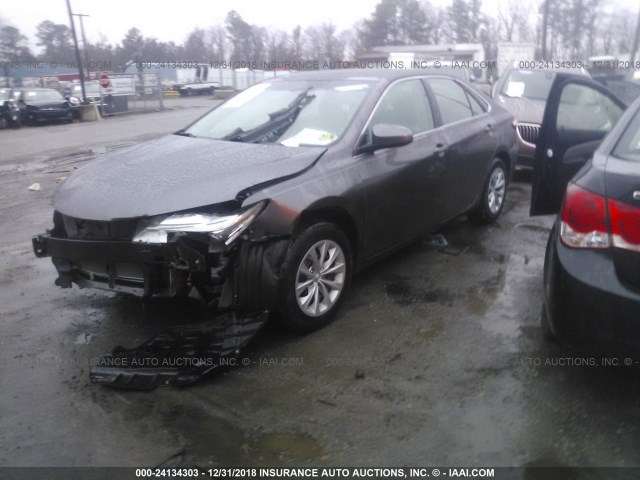 4T4BF1FK4FR454101 - 2015 TOYOTA CAMRY LE/XLE/SE/XSE GRAY photo 2