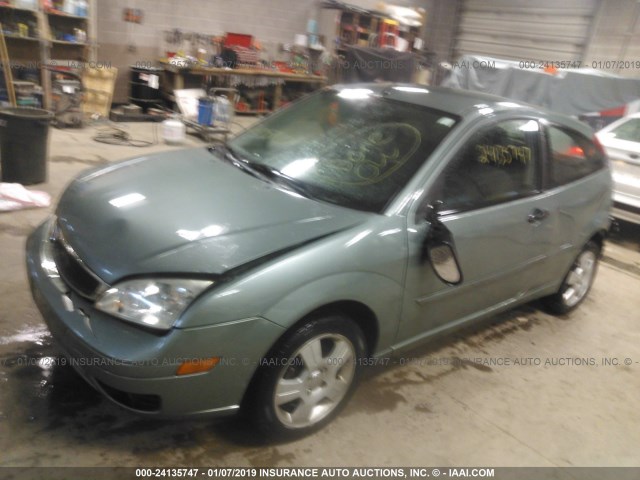 3FAFP31N25R102785 - 2005 FORD FOCUS ZX3 GREEN photo 2