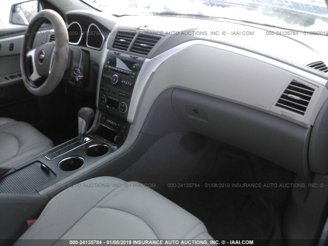 1GNKRJED2BJ114411 - 2011 CHEVROLET TRAVERSE LT SILVER photo 5