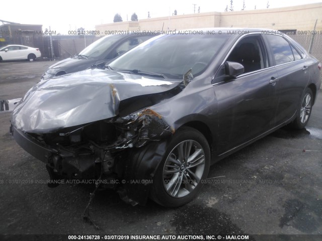 4T1BF1FK1FU102197 - 2015 TOYOTA CAMRY LE/XLE/SE/XSE GRAY photo 2