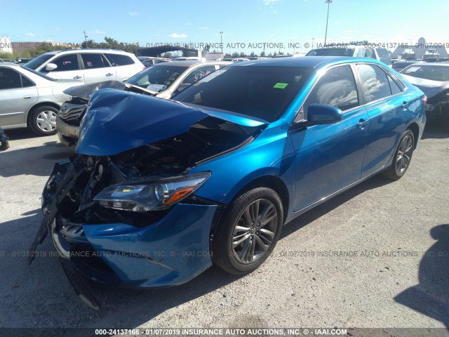 4T1BF1FK3HU694513 - 2017 TOYOTA CAMRY LE/XLE/SE/XSE BLUE photo 2