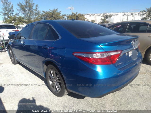 4T1BF1FK3HU694513 - 2017 TOYOTA CAMRY LE/XLE/SE/XSE BLUE photo 3