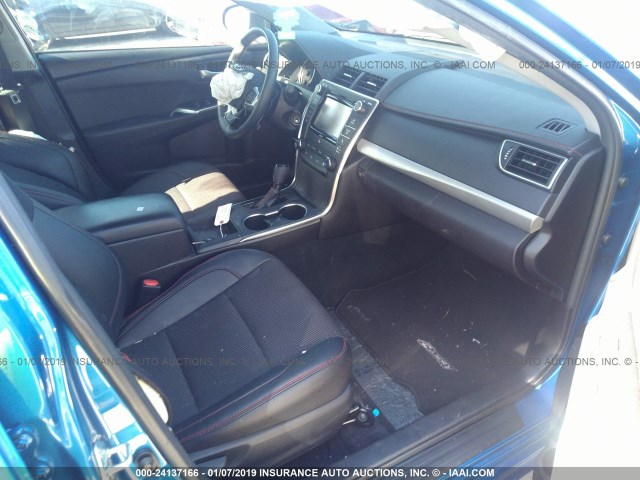 4T1BF1FK3HU694513 - 2017 TOYOTA CAMRY LE/XLE/SE/XSE BLUE photo 5