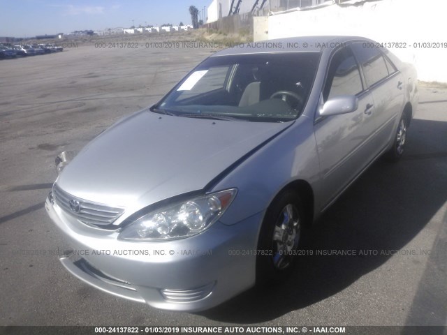 4T1BE32K65U059060 - 2005 TOYOTA CAMRY LE/XLE/SE SILVER photo 2