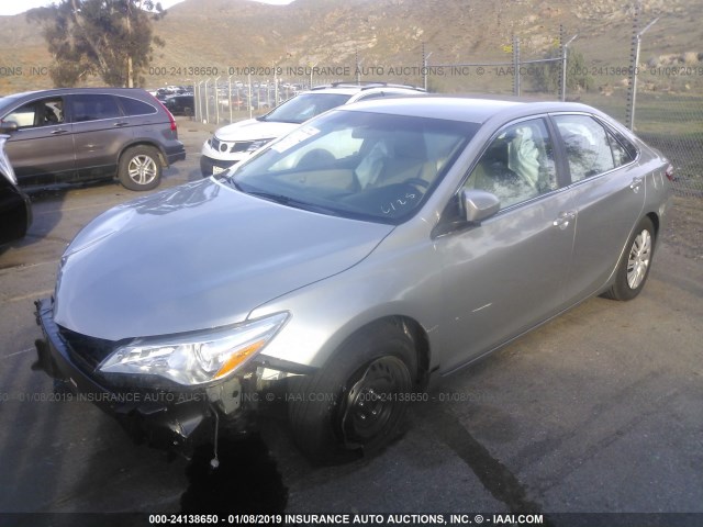 4T4BF1FK2FR500816 - 2015 TOYOTA CAMRY LE/XLE/SE/XSE SILVER photo 2