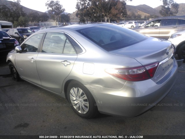 4T4BF1FK2FR500816 - 2015 TOYOTA CAMRY LE/XLE/SE/XSE SILVER photo 3