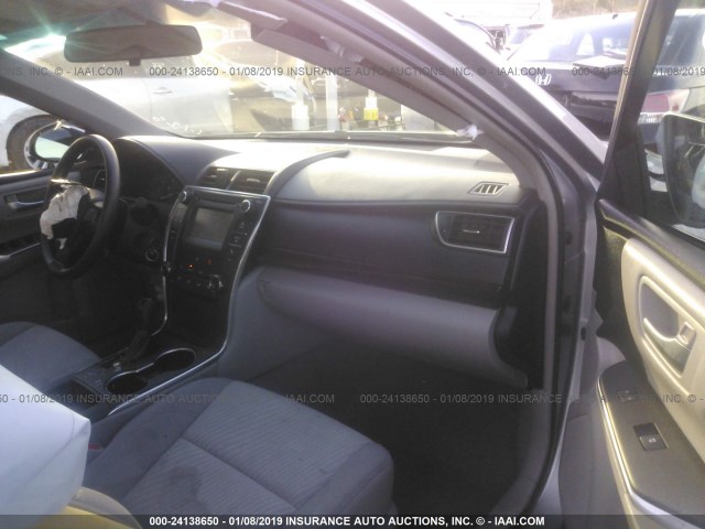4T4BF1FK2FR500816 - 2015 TOYOTA CAMRY LE/XLE/SE/XSE SILVER photo 5