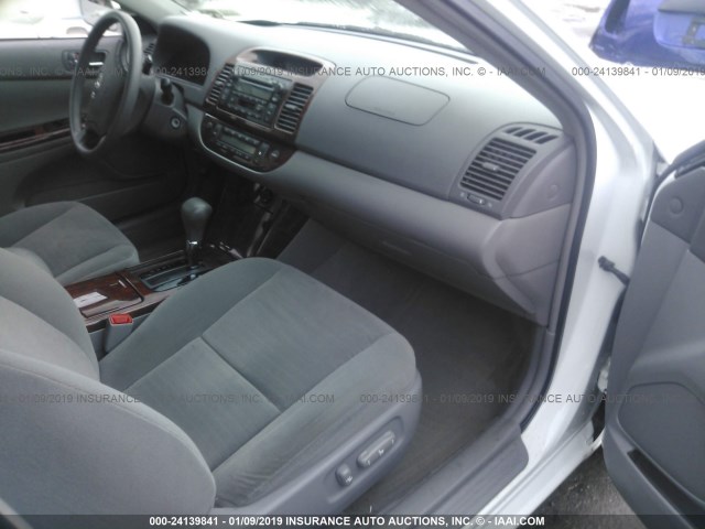 4T1BE30K76U741675 - 2006 TOYOTA CAMRY LE/XLE/SE WHITE photo 5