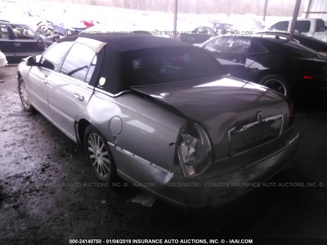 1LNHM81W33Y695388 - 2003 LINCOLN TOWN CAR EXECUTIVE GRAY photo 3