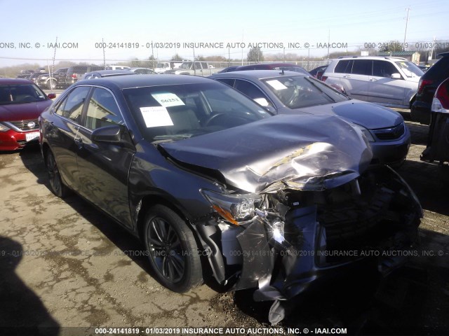 4T1BF1FK3FU986434 - 2015 TOYOTA CAMRY LE/XLE/SE/XSE ნაცრისფერი ფოტო 1