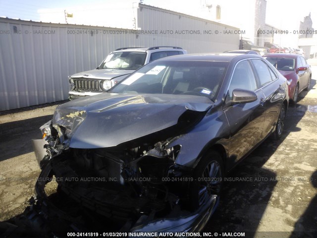 4T1BF1FK3FU986434 - 2015 TOYOTA CAMRY LE/XLE/SE/XSE ნაცრისფერი ფოტო 2
