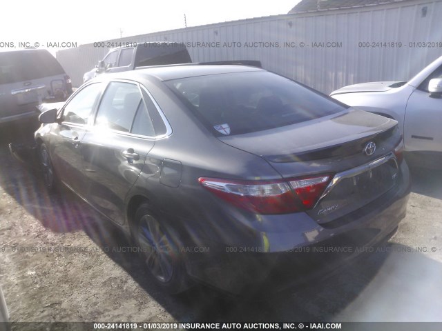4T1BF1FK3FU986434 - 2015 TOYOTA CAMRY LE/XLE/SE/XSE ნაცრისფერი ფოტო 3