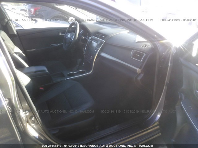 4T1BF1FK3FU986434 - 2015 TOYOTA CAMRY LE/XLE/SE/XSE ნაცრისფერი ფოტო 5