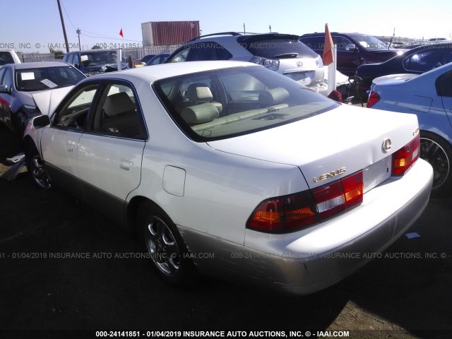 JT8BF28G0W5046779 - 1998 LEXUS ES 300 WHITE photo 3