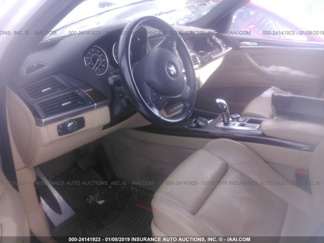 5UXZV8C56BL417234 - 2011 BMW X5 XDRIVE50I Biały zdjęcie 5