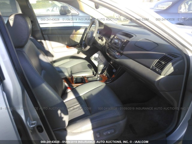 4T1BF32K65U593978 - 2005 TOYOTA CAMRY LE/XLE/SE SILVER photo 5