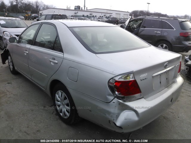 4T1BE32K95U038526 - 2005 TOYOTA CAMRY LE/XLE/SE SILVER photo 3