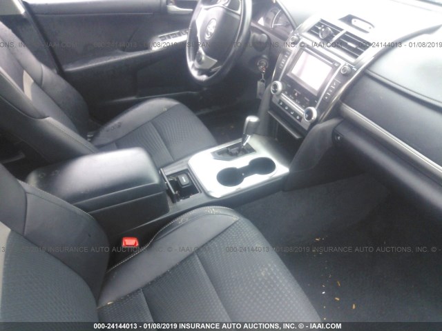 4T1BF1FK1EU304794 - 2014 TOYOTA CAMRY L/SE/LE/XLE 灰色 照片 5