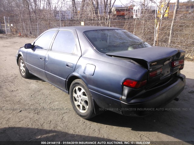 JT2BF28K5W0131905 - 1998 TOYOTA CAMRY LE/XLE BLUE photo 3