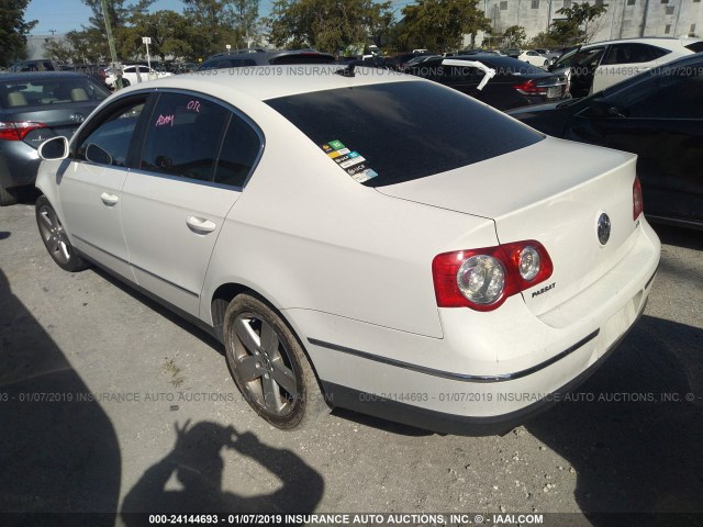 WVWJK73C09P059082 - 2009 VOLKSWAGEN PASSAT TURBO WHITE photo 3