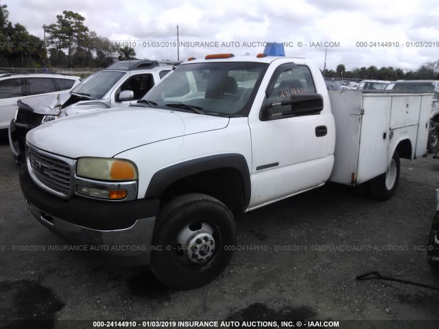 1GDJC34U52E255156 - 2002 GMC NEW SIERRA C3500 WHITE photo 2