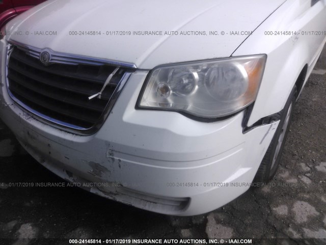 2A8HR44HX8R775903 - 2008 CHRYSLER TOWN & COUNTRY LX WHITE photo 6