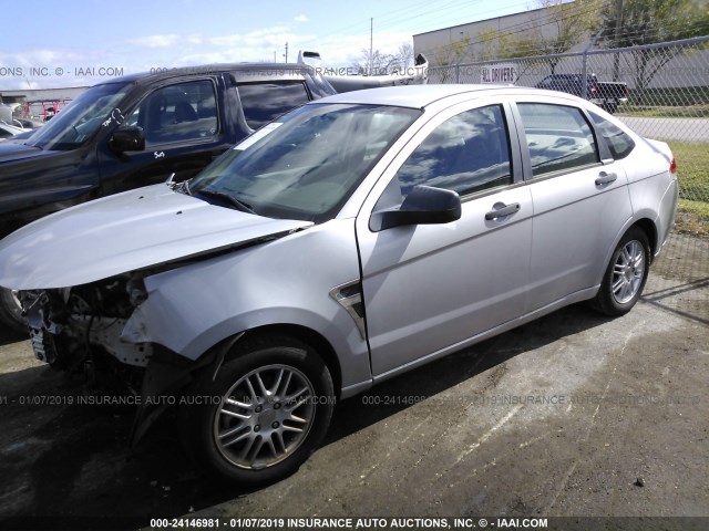 1FAHP35N28W115556 - 2008 FORD FOCUS SE/SEL/SES SILVER photo 2