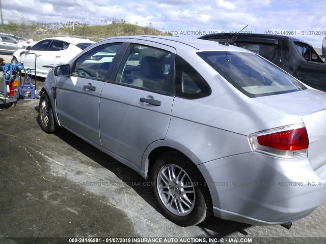 1FAHP35N28W115556 - 2008 FORD FOCUS SE/SEL/SES SILVER photo 3