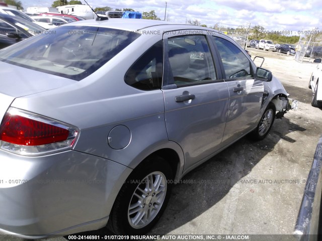 1FAHP35N28W115556 - 2008 FORD FOCUS SE/SEL/SES SILVER photo 4