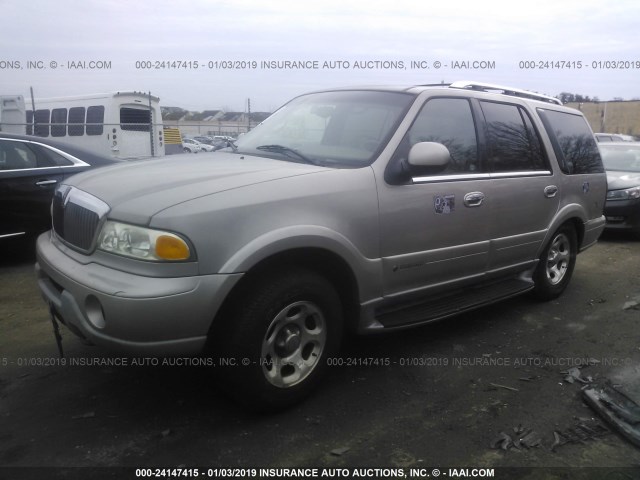 5LMFU28RX2LJ06706 - 2002 LINCOLN NAVIGATOR 金色 照片 2