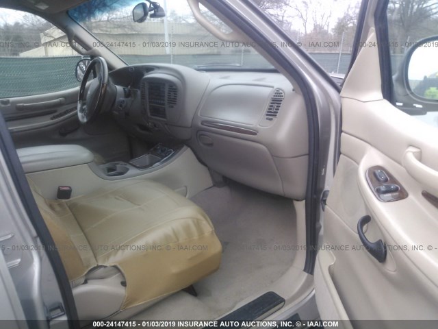 5LMFU28RX2LJ06706 - 2002 LINCOLN NAVIGATOR 金色 照片 5