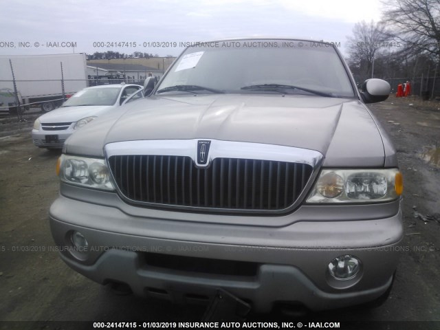 5LMFU28RX2LJ06706 - 2002 LINCOLN NAVIGATOR 金色 照片 6