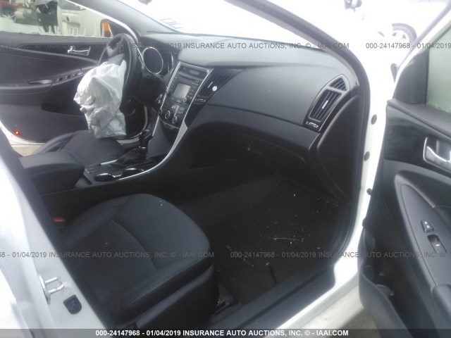 5NPEC4AC5EH826088 - 2014 HYUNDAI SONATA SE/LIMITED WHITE photo 5