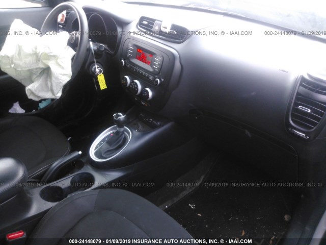 KNDJN2A23G7845038 - 2016 KIA SOUL SILVER photo 5