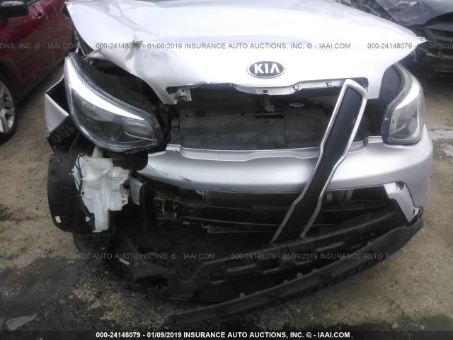 KNDJN2A23G7845038 - 2016 KIA SOUL SILVER photo 6