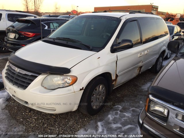 2C4GP44R65R126984 - 2005 CHRYSLER TOWN & COUNTRY LX WHITE photo 2