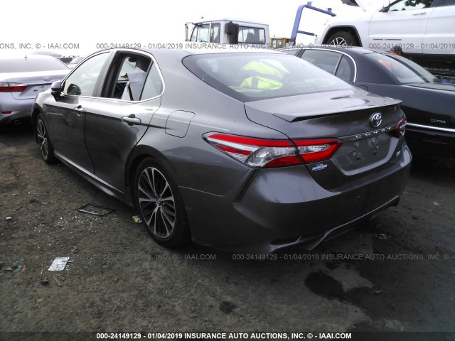 4T1B11HK2JU105467 - 2018 TOYOTA CAMRY L/LE/XLE/SE/XSE GRAY photo 3