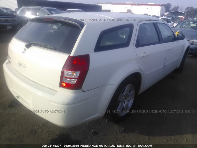 2D4FV48T35H173308 - 2005 DODGE MAGNUM SE WHITE photo 4