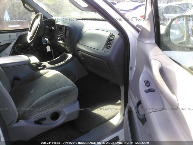 1FMRU15L1YLC07202 - 2000 FORD EXPEDITION XLT WHITE photo 5